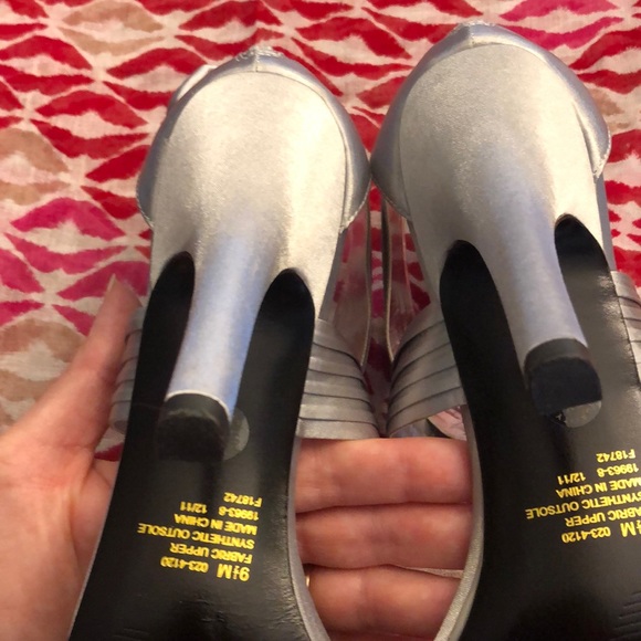 ๐๐ Pretty Silver Satin Heels ๐ ๐ - Picture 5 of 8